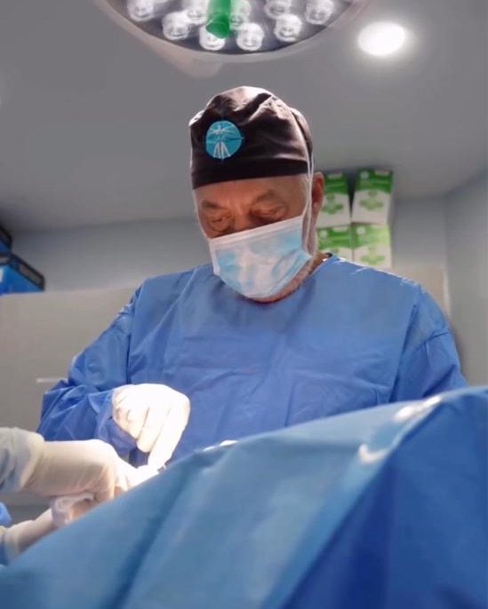 Dr. Alex de Souza, cirurgião plástico